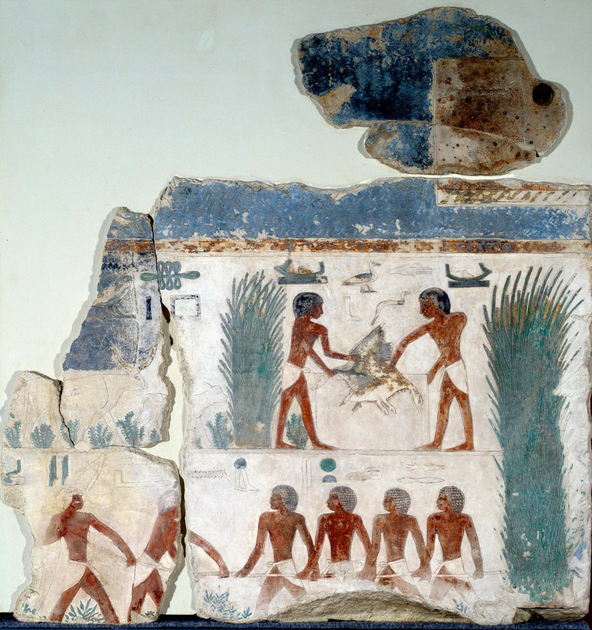 Egyptische oudheid: begin van de zomer. Vogels worden gedood door twee boeren. Detail van een beschilderde kalkstenen fresco uit de zonnetempel van Abu Gurob. Berlijn, Egyptisch Museum door Egyptian Egyptian
