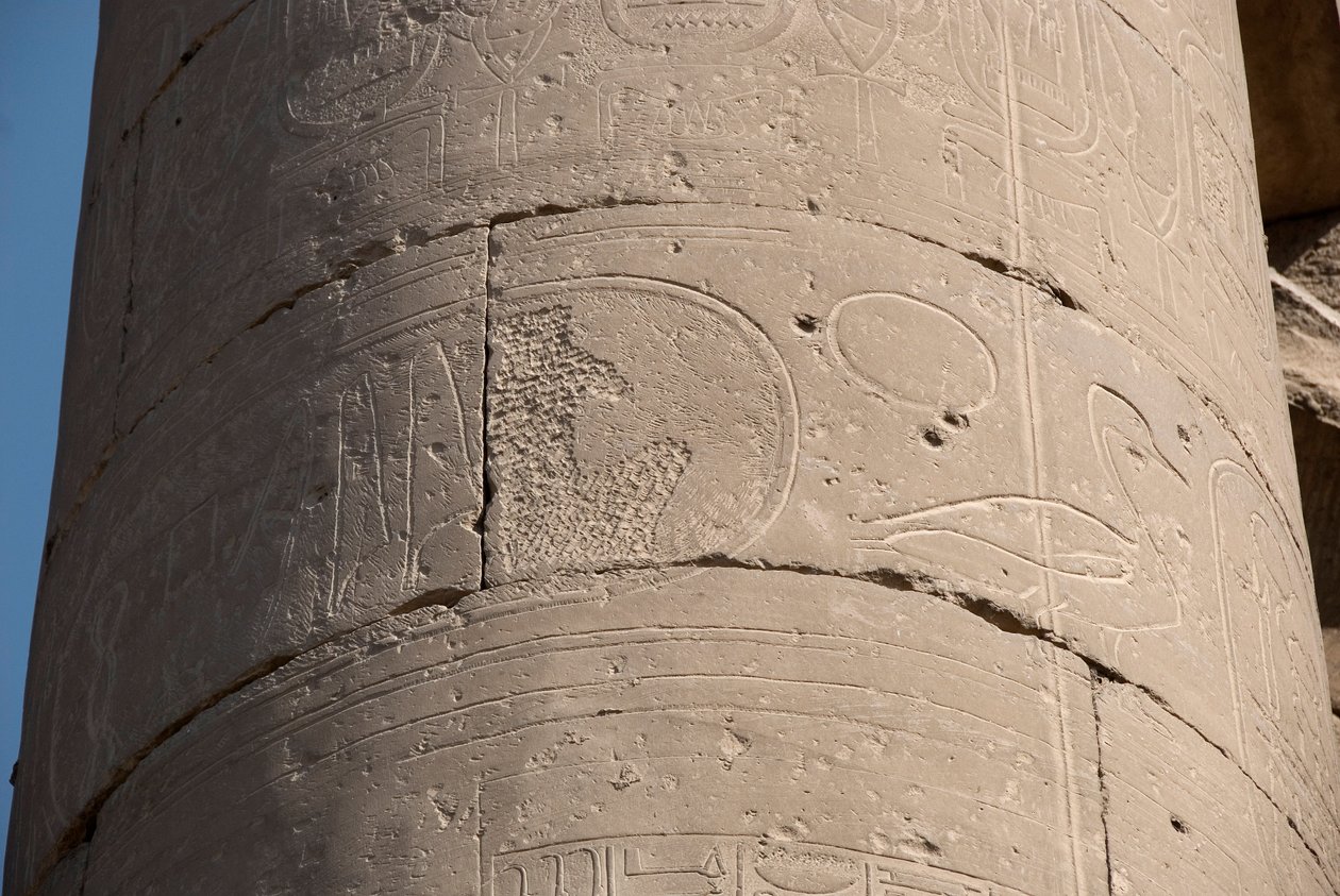 Egyptische oudheid: detail van een zuil met gewist cartouche vanwege de 