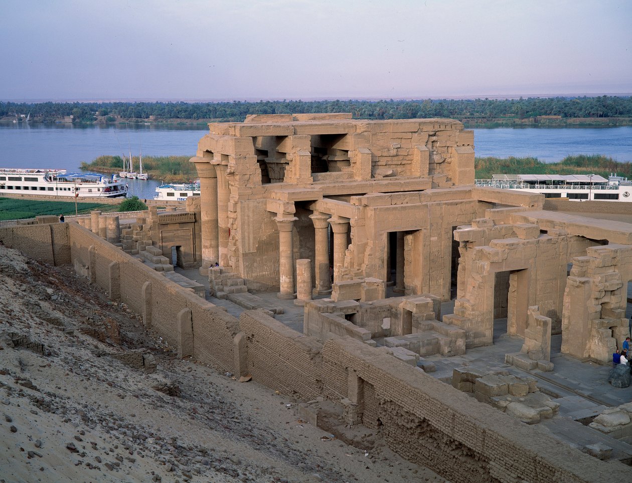 Egyptische oudheid: uitzicht op de tempel van Kom Ombo. 2e eeuw v.Chr. Aswan, Egypte door Egyptian Egyptian