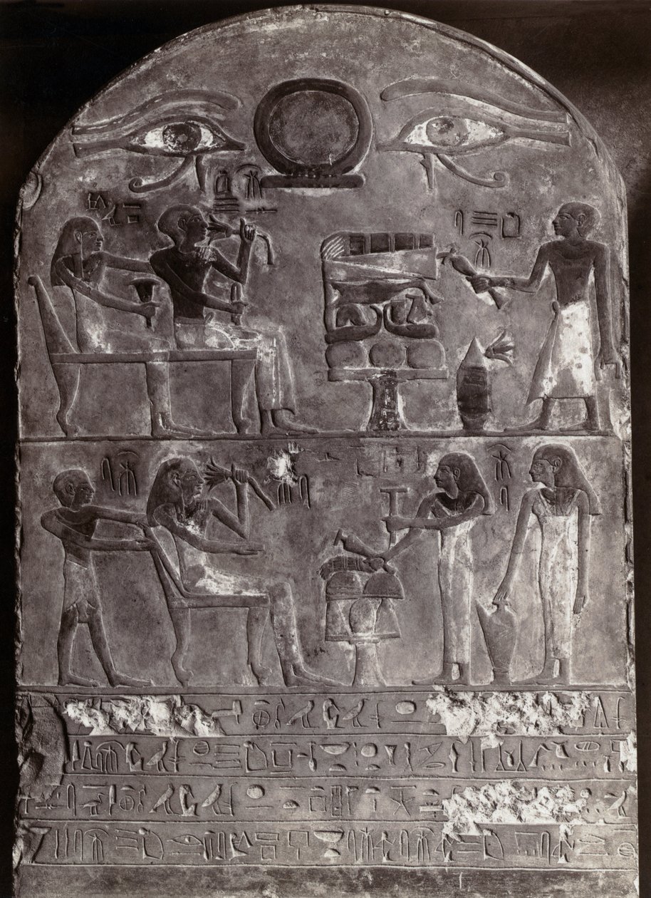 Ogen van Horus Bas-reliëf : Bas-reliëf en hiërogliefen op een gewelfde stèle twee met de ogen van Horus bovenop. Egyptische kunst. Stele Musee du Louvre, A.G. Foto door Egyptian Egyptian