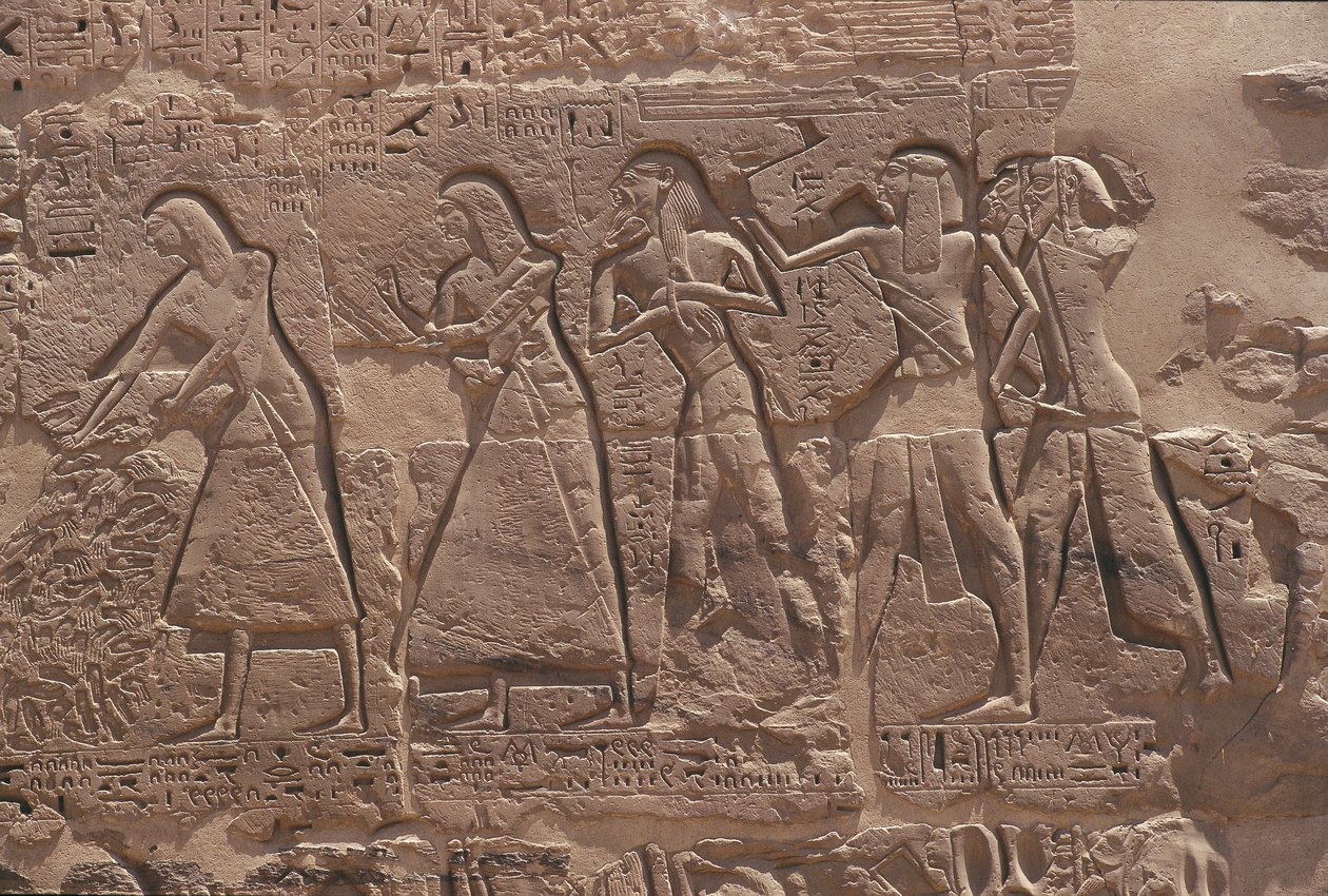 Reliëf van schrijver en gevangene in versterkte tempel van Ramses III in Medinet Habu door Egyptian Egyptian