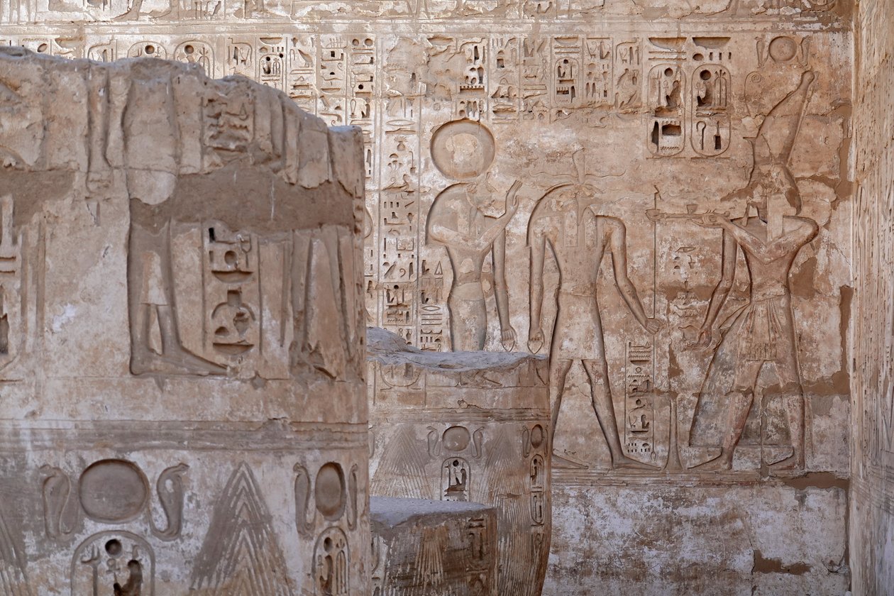 Heerser van Boven-Egypte brengt een offer aan Ra en Knoum, Tempel van Horus, Edfu door Egyptian Egyptian