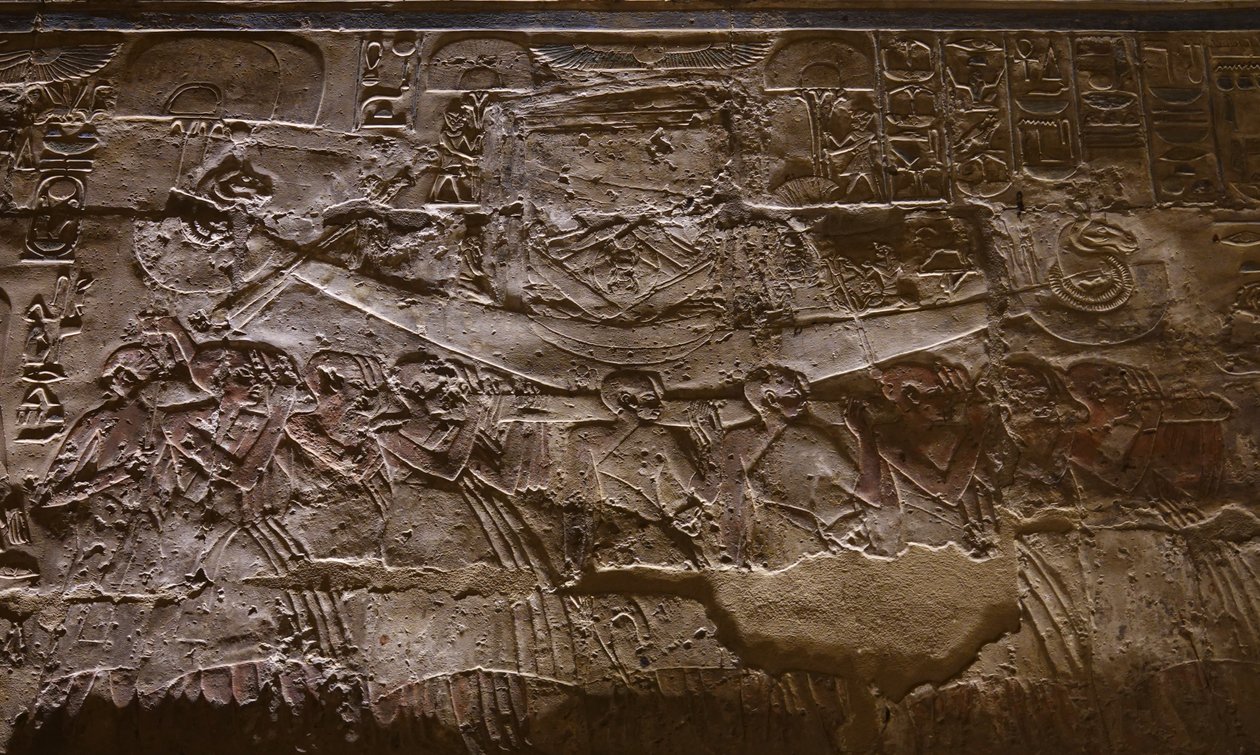 Slaven die een boot dragen, Luxor-tempel door Egyptian Egyptian