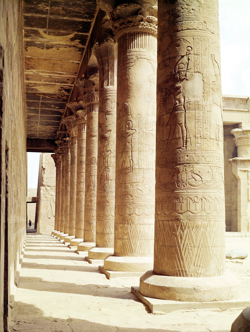 Zuilen in de Pronaos (Hypostyle Hall) van de Tempel van Horus door Egyptian Ptolemaic Period