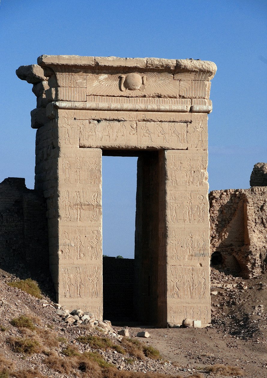 Egyptische oudheid: uitzicht op de boog van de noordelijke poort, Hathor-tempel, Denderah, Egypte door Egyptian Ptolemaic Period