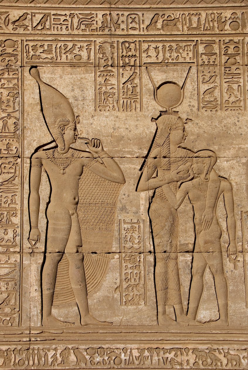 Egyptische oudheid: Romeinse mammisi ter herdenking van de geboorte van Ihy, zoon van Hathor - Detail van reliëfs en hiërogliefen: de godin Isis - Hathor die haar zoon Ihi (Ihy) voedt en achter haar een ander beeld van Ihi met een vinger in zijn mond door Egyptian Ptolemaic Period