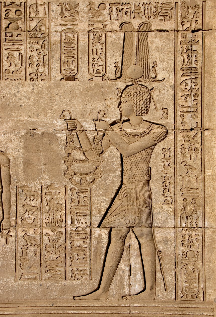 Egyptische oudheid: Romeinse mammisi ter herdenking van de geboorte van Ihy, zoon van Isis - Detail van reliëfs en hiërogliefen: Keizer Trajanus die offers brengt aan de godin Hathor - Tempel van Hathor, Denderah, Egypte door Egyptian Ptolemaic Period