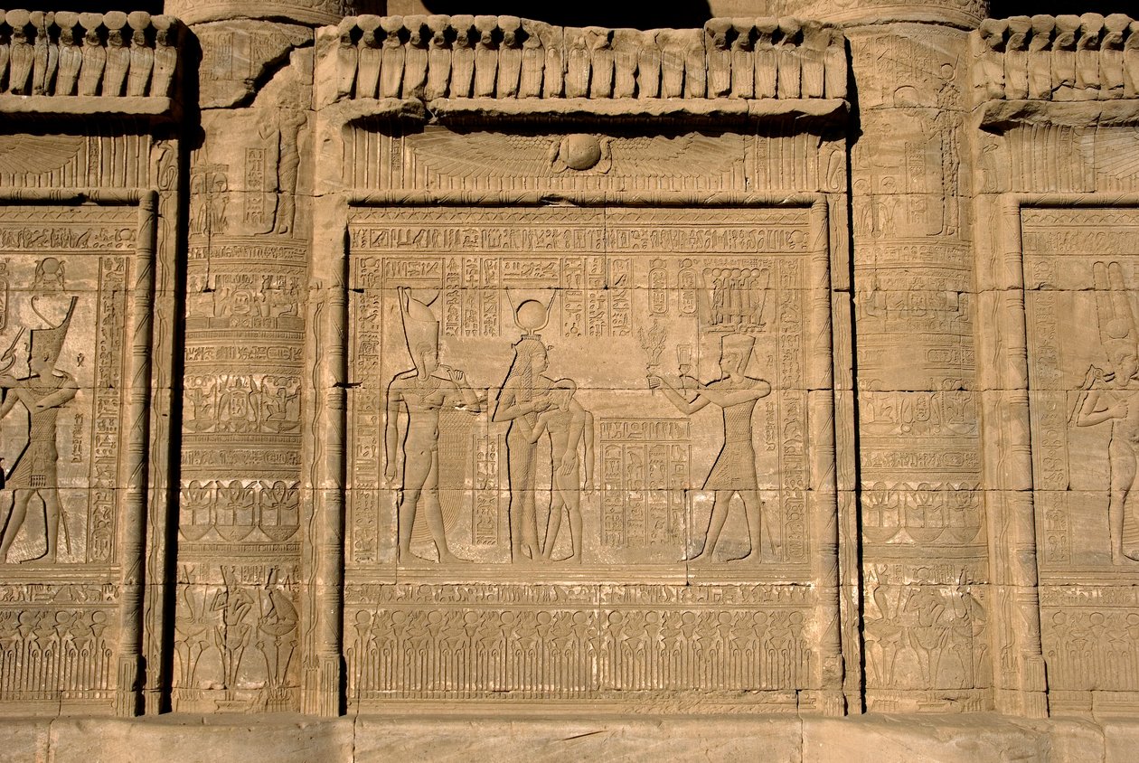 Egyptische oudheid: Romeinse mammisi ter herdenking van de geboorte van Ihy, zoon van Isis. Tempel van Hathor, Denderah, Egypte door Egyptian Ptolemaic Period