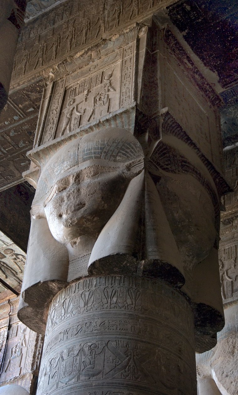 Egyptische oudheid: kapiteel van kolommen versierd met de voorstelling van de godin Hathor. Tempel van Hathor, Denderah, Egypte door Egyptian Ptolemaic Period