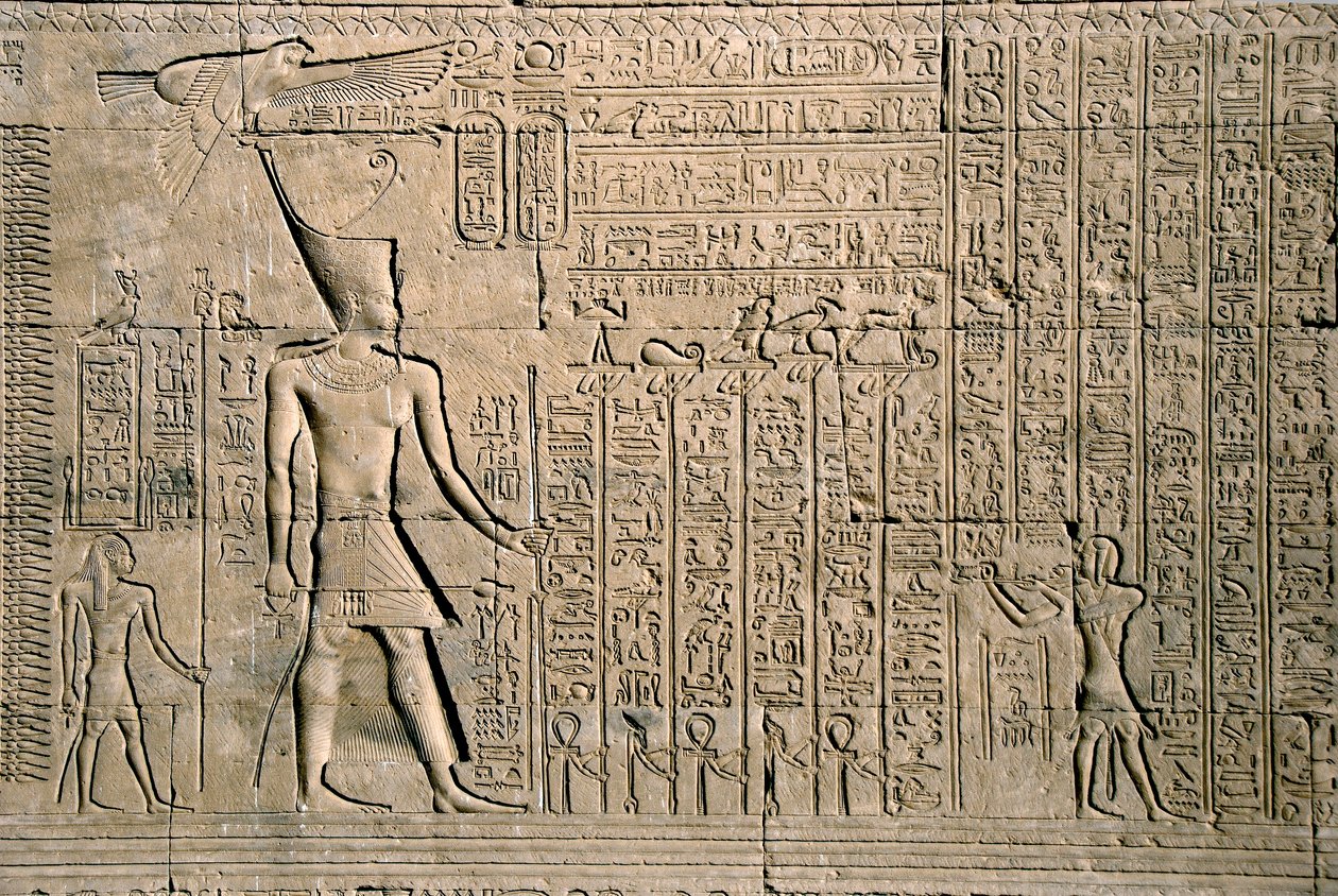 Egyptische oudheid: extern reliëf met hiërogliefen. Tempel van Hathor, Dendera, Egypte door Egyptian Ptolemaic Period