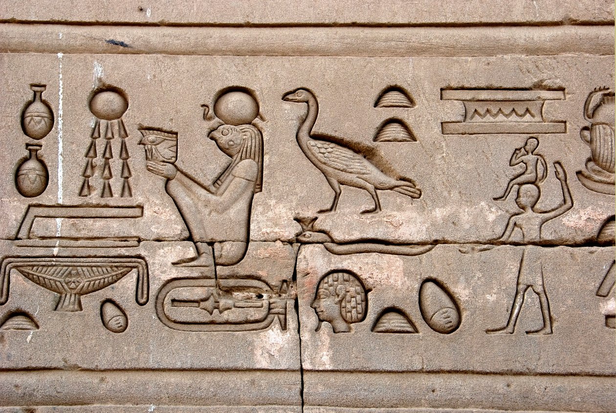 Egyptische oudheid: hiërogliefen op de oostelijke muur van de Hathor-tempel, Denderah, Egypte door Egyptian Ptolemaic Period