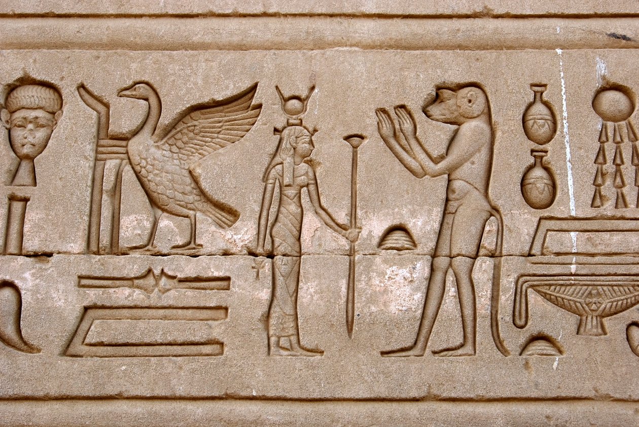 Egyptische oudheid: hiërogliefen op de oostelijke muur van de Hathor-tempel, Denderah, Egypte - Egyptische beschaving: hiërogliefen uitgehouwen op de muur van de Hathor-tempel (of Tempel van Tentyra) in Denderah, gebouwd onder het bewind van Pepi I (ca. 22 door Egyptian Ptolemaic Period