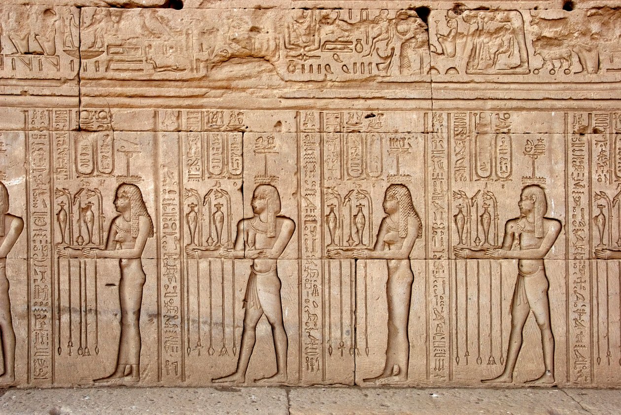 Egyptische oudheid: offers en eerbetonen aan de godin, Hathor-tempel, Denderah, Egypte door Egyptian Ptolemaic Period