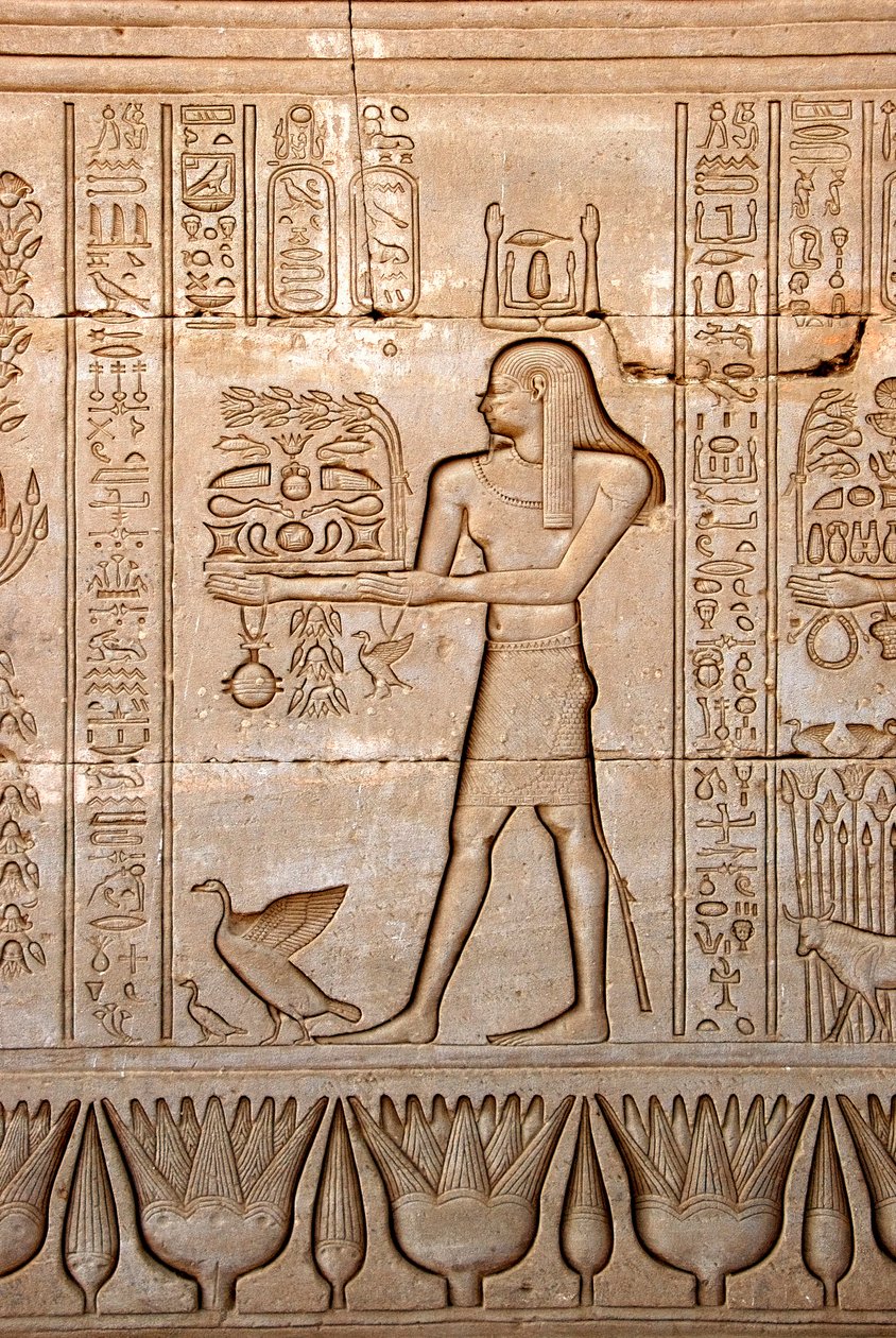 Egyptische oudheid: voorstelling van een man die offers brengt aan de godin, Tempel van Hathor, Denderah, Egypte - Egyptische beschaving: een man die offers brengt aan de godin Hathor, uitgehouwen op de muur van de Hathor-tempel (of Tempel van Tentyra) in  door Egyptian Ptolemaic Period