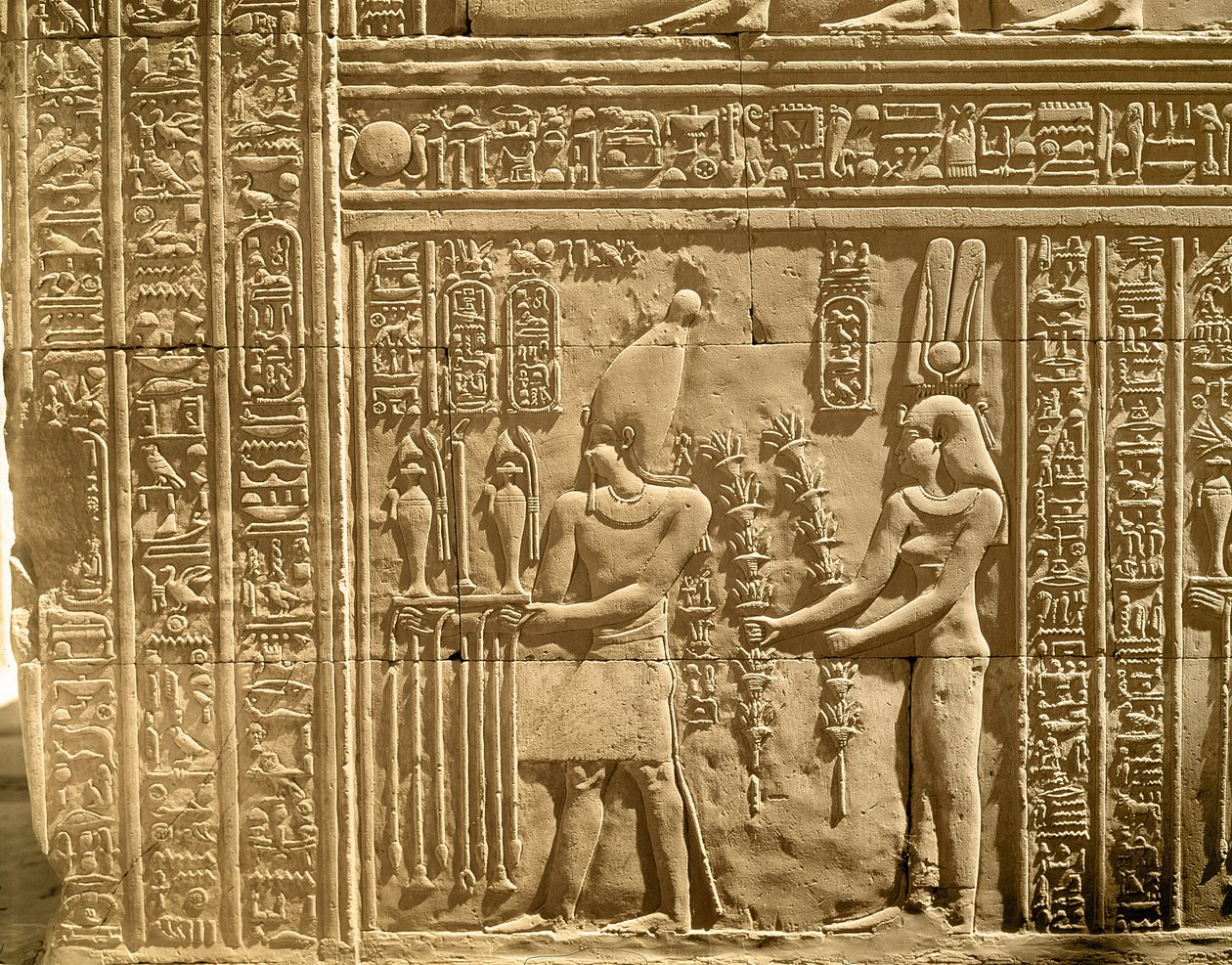Reliëf met Ptolemaeus VIII Euergetes II en Cleopatra III die offers brengen aan de goden door Egyptian Ptolemaic Period