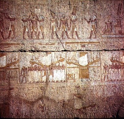 Reliëf dat heilige boten gedragen door priesters in processie afbeeldt, uit het heiligdom van Philip Arrhidaeus (323-317 v.Chr.) Macedonische dynastie door Egyptian Ptolemaic Period