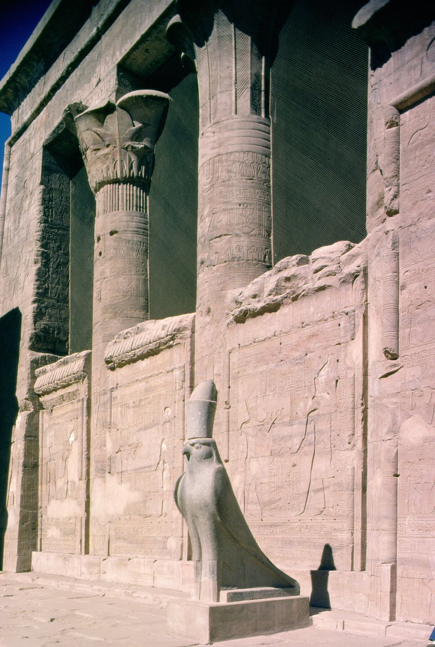 Uitzicht op de zandstenen gevel van de Tempel van Horus door Egyptian Ptolemaic Period