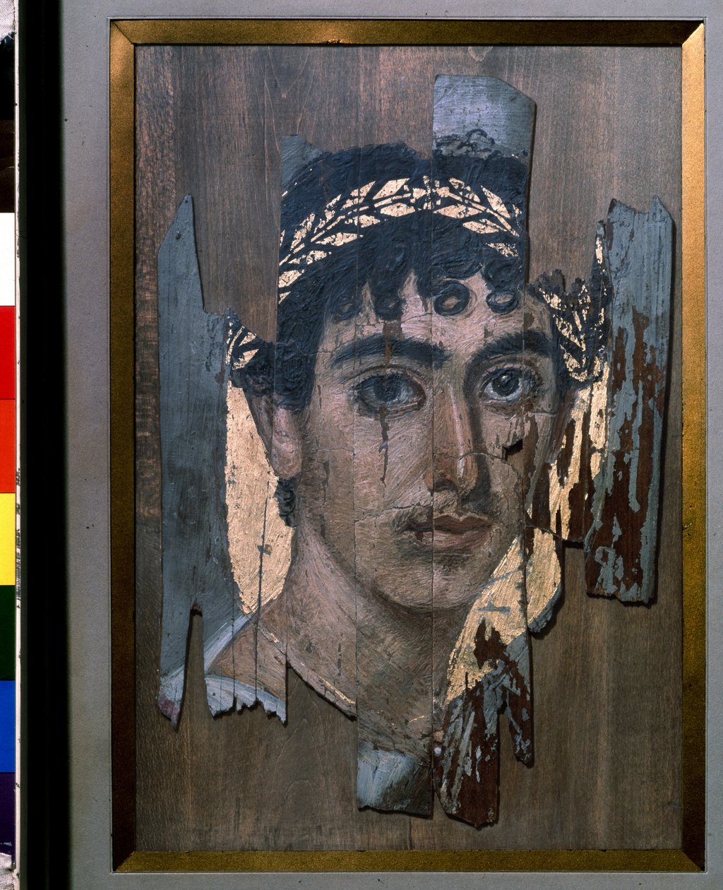 Egyptische oudheid: "Begrafenisportret van een jonge man bij de gouden aurole", 2de eeuw (schilderij op hout) door Egyptian School