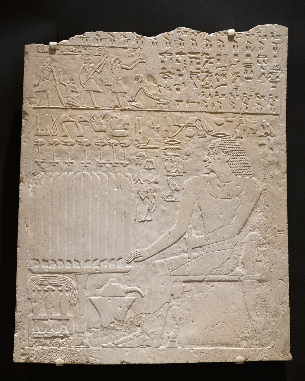 Reliëf van het graf van Khnumti, ca. 2345-2184 v.Chr. (witte kalksteen) door Egyptian School