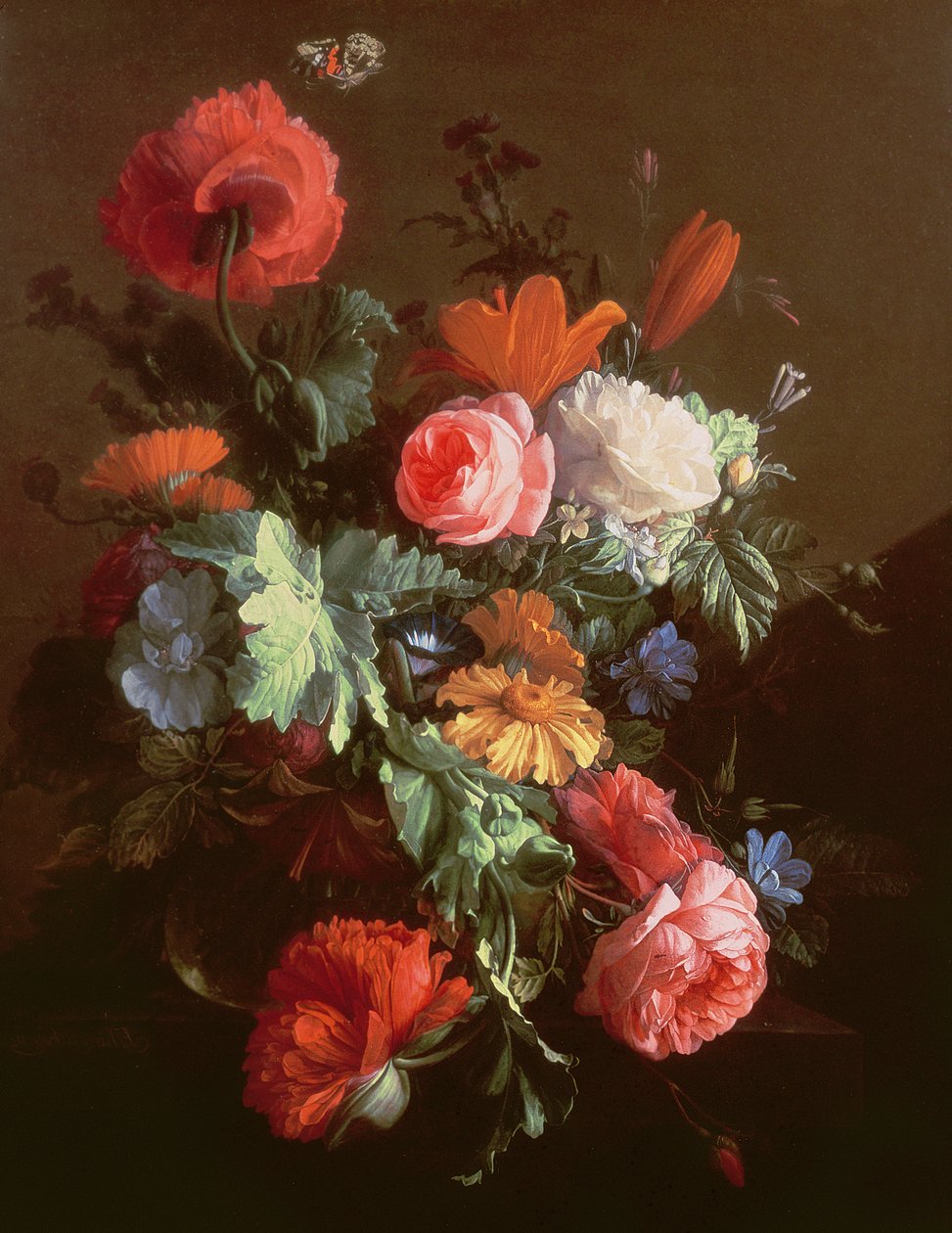 Klaprozen, rozen, lelies, madeliefjes, een winde en andere bloemen in een glazen kom op een richel, met een koolwitje erboven door Elias van den Broeck