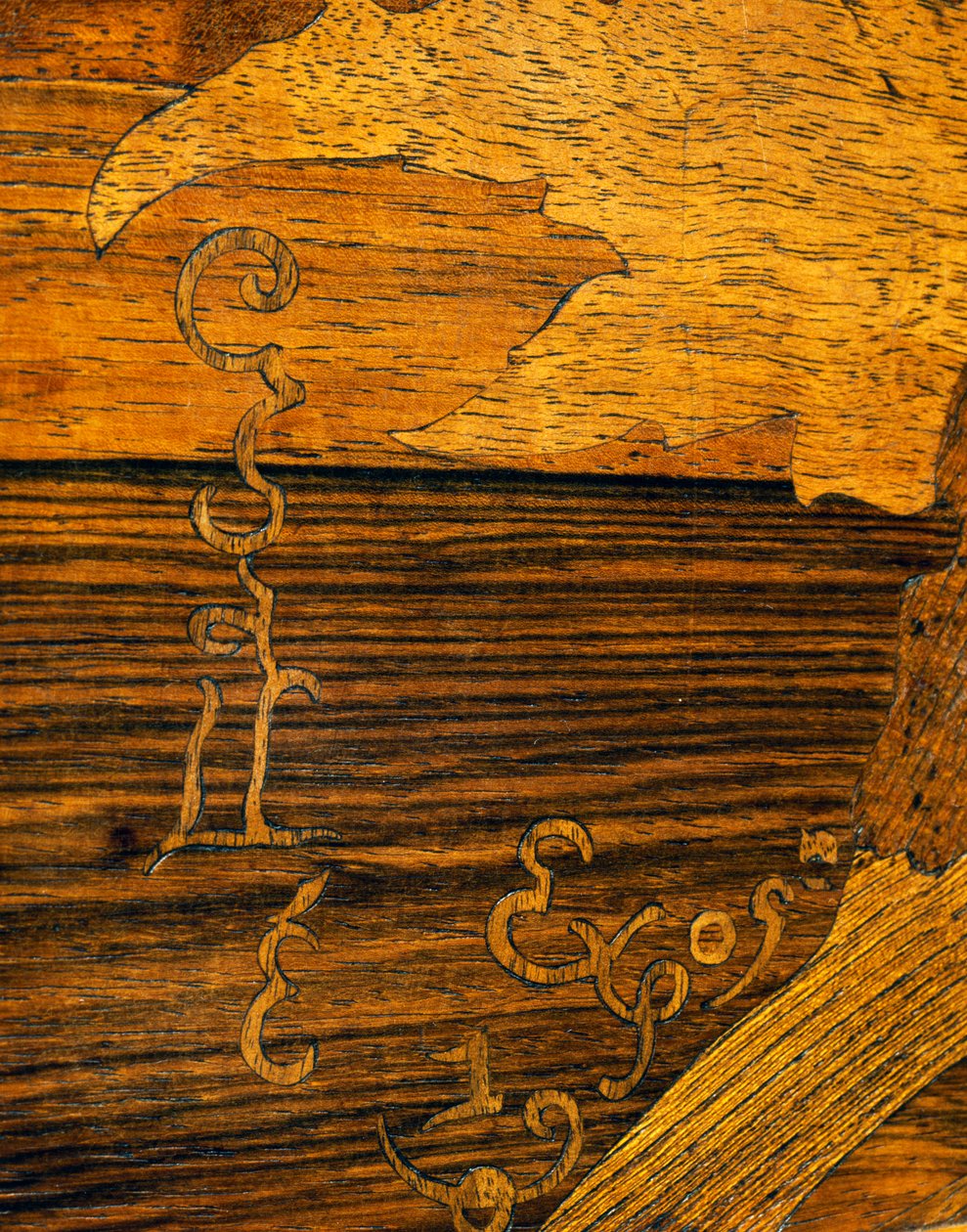 Art Nouveau stijl koffietafel, door Emile Galle (1846-1904), detail met Galle