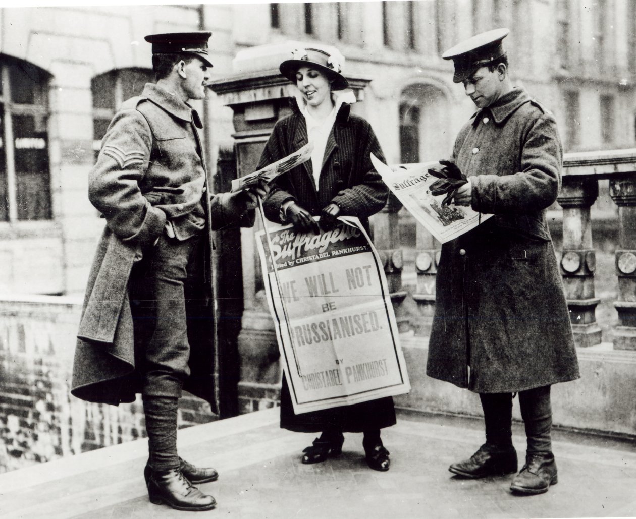 Een Suffragette die kranten verkoopt aan twee soldaten, ca. 1914 door English Photographer