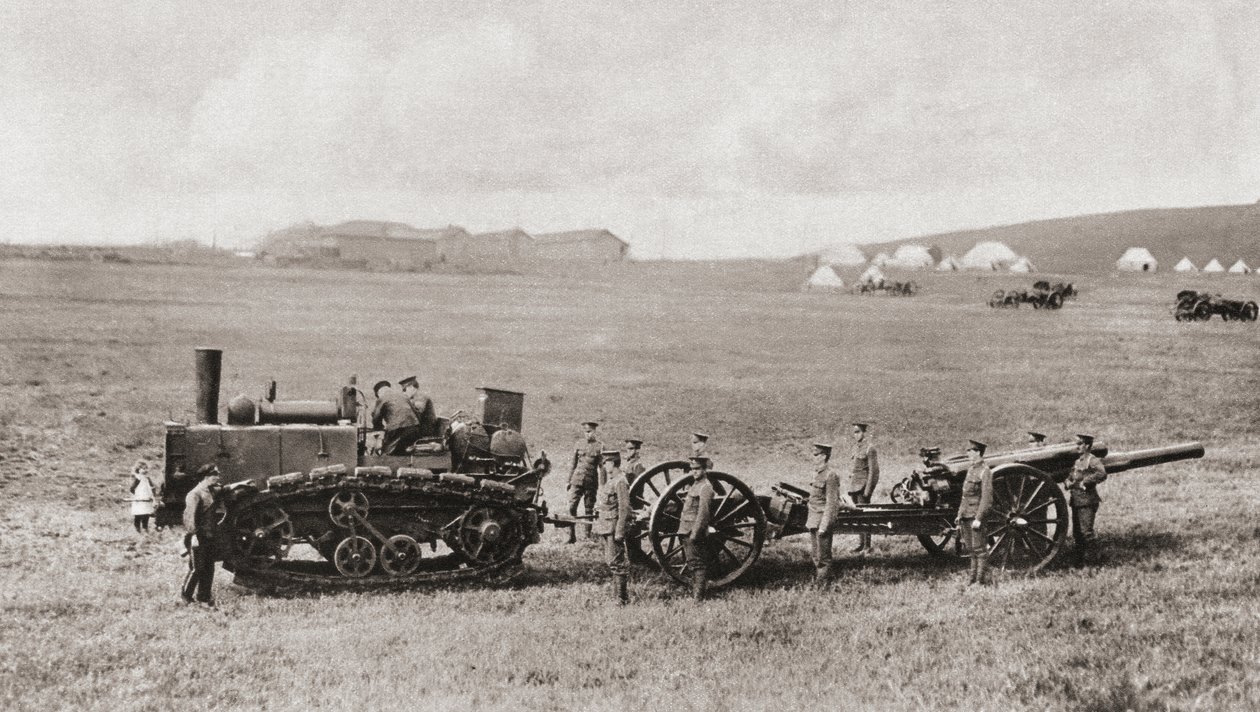 Een rupswiel-tractiemotor die een Brits zwaar kanon trekt tijdens de Eerste Wereldoorlog, uit 