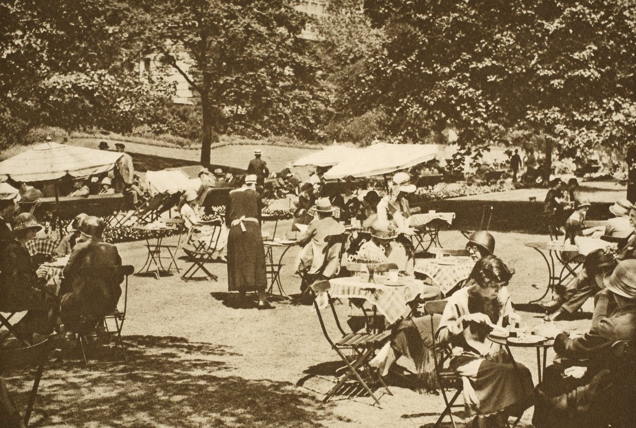Een continentaal lunchtafereel in de Embankment Gardens, Charing Cross door English Photographer