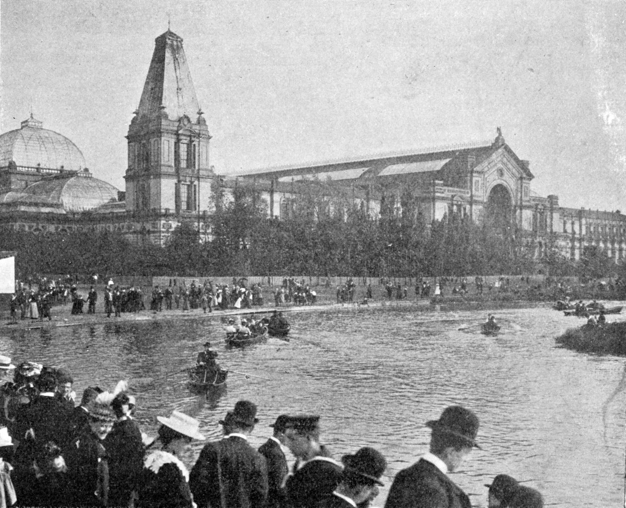 Een uitzicht op het Alexandra Palace vanaf een hoek van het meer, illustratie uit The King, 25 mei 1901 door English Photographer