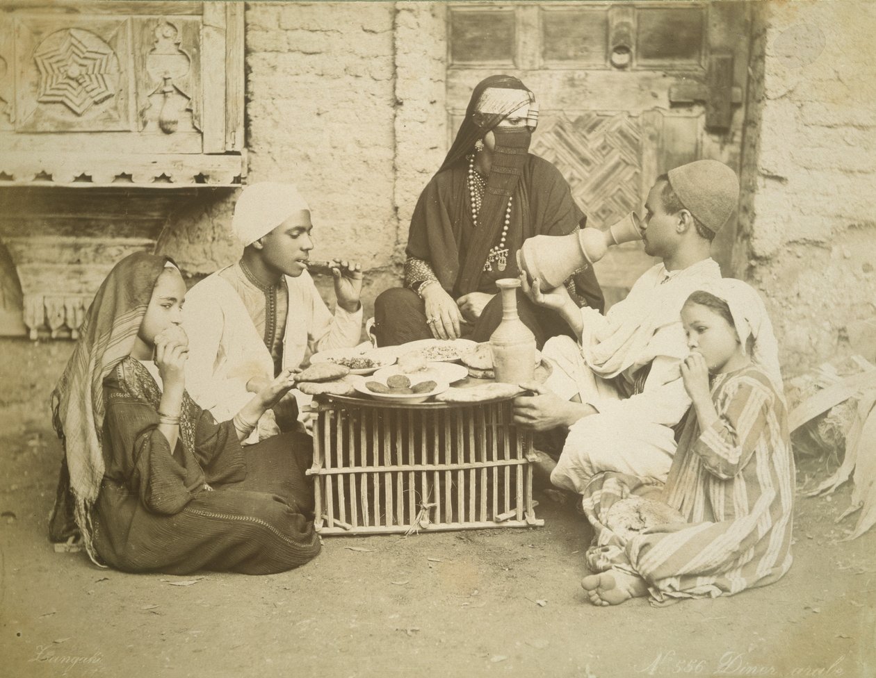 Een Egyptische familie, ca. 1878 door English Photographer
