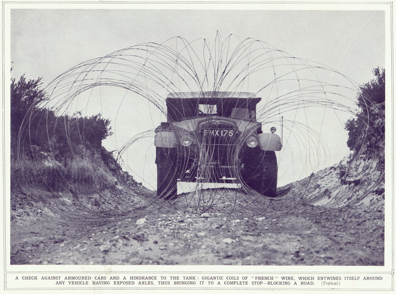 Een pantserwagen wordt gestopt door gigantische spoelen van Frans draad die de weg blokkeren, uit The Illustrated War News, gepubliceerd op 22 november 1939 door English Photographer