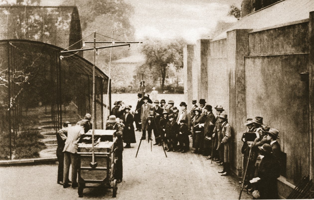 Een vroege buitenuitzending door de BBC vanuit de London Zoo terwijl technici probeerden het geluid van krijsende vogels uit de volière op te nemen, uit Wonderful London, gepubliceerd 1926-27 door English Photographer