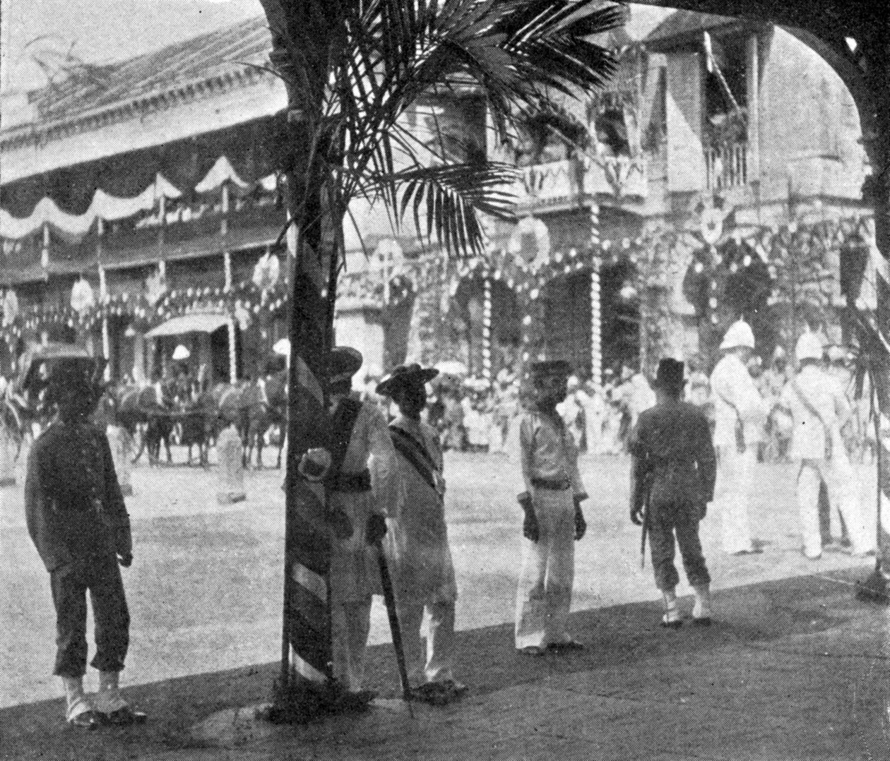 Wachten op de Aankomst van de Hertog en Hertogin van York, Singapore, illustratie uit The King, 25 mei 1901 door English Photographer