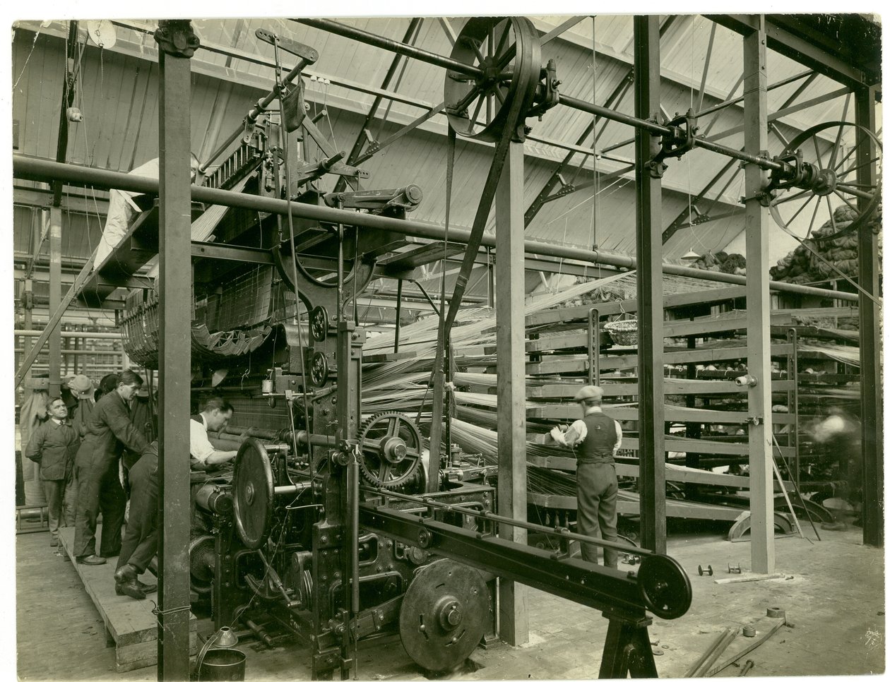 Axminster Jacquard weefgetouw, tapijtfabriek, 1923 door English Photographer
