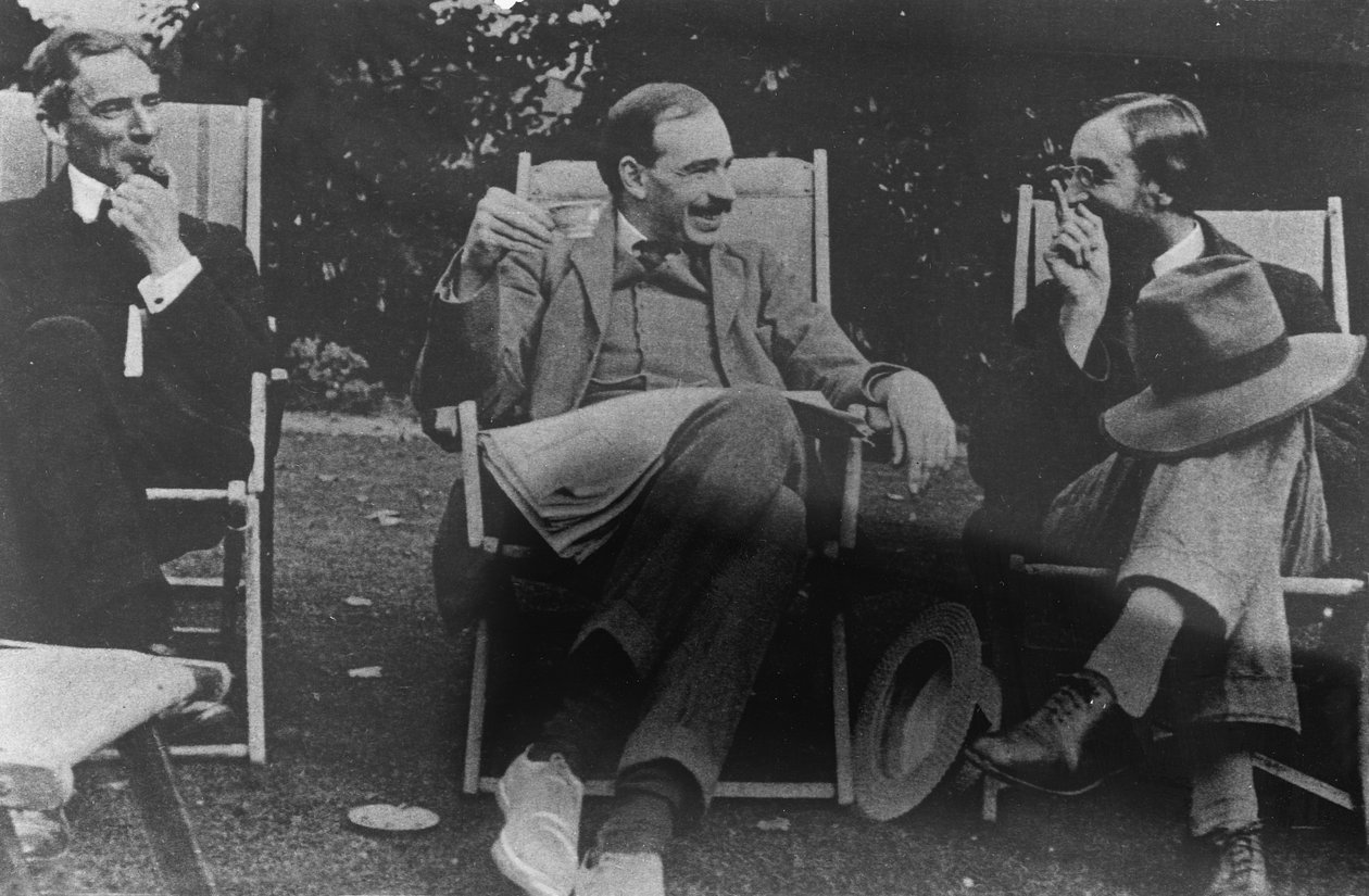 Bertrand Russell, J. M. Keynes en Lytton Strachey, c.1917 door English Photographer