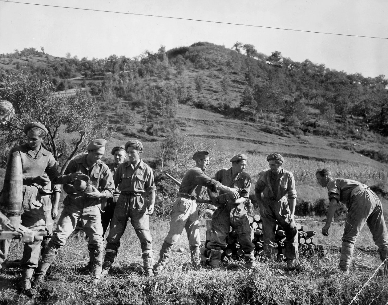 Britse troepen stapelen granaten, Italië, 1944 door English Photographer