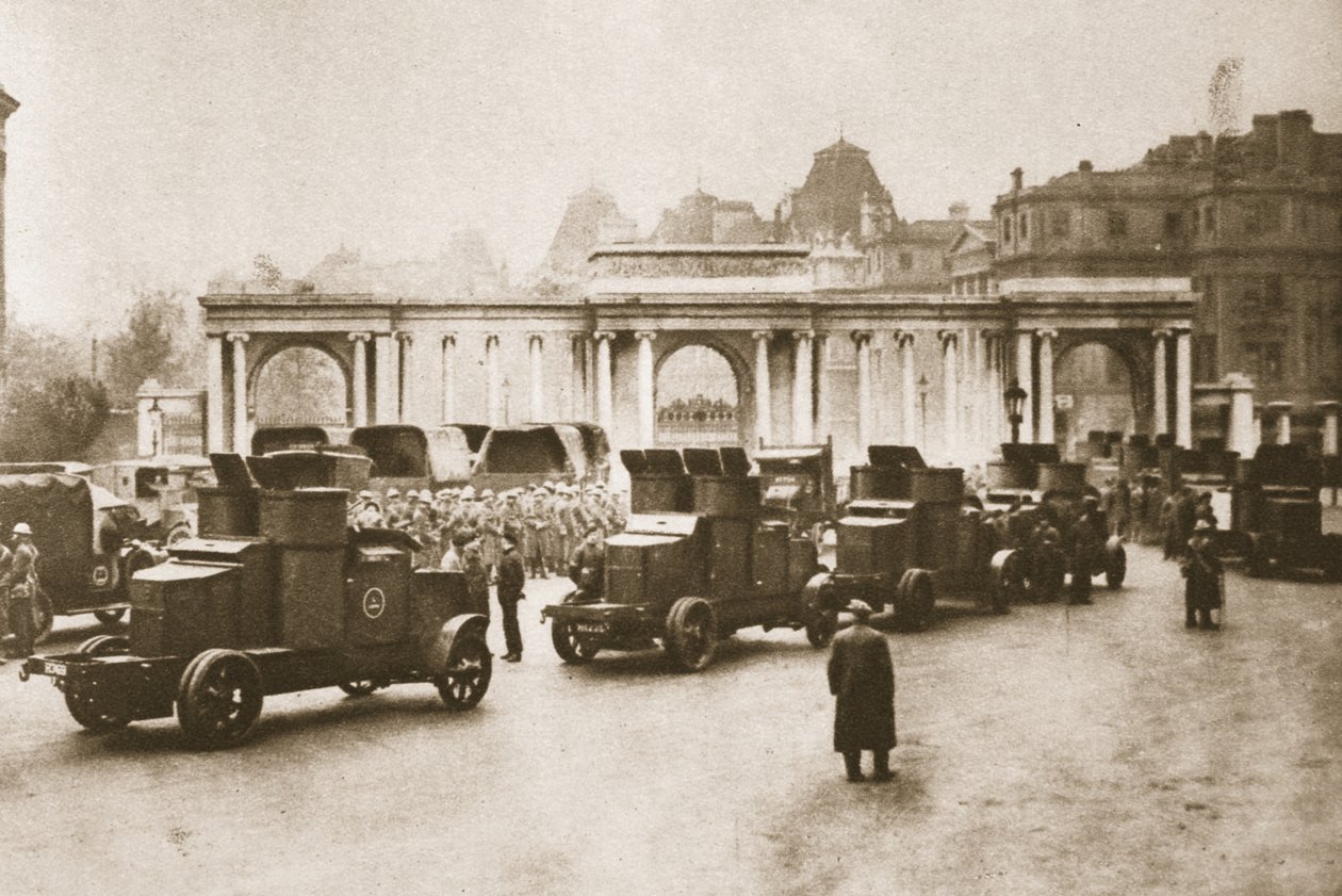 Bus- en vrachtwagenkonvooi van de dokken naar de melk- en voedselopslagplaats in Hyde Park, begeleid door pantserwagens tijdens de Grote Staking, uit Wonderful London, gepubliceerd 1926-27 door English Photographer