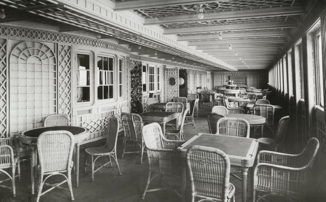 Café Parisien op RMS Titanic, 04 januari 1912 door English Photographer