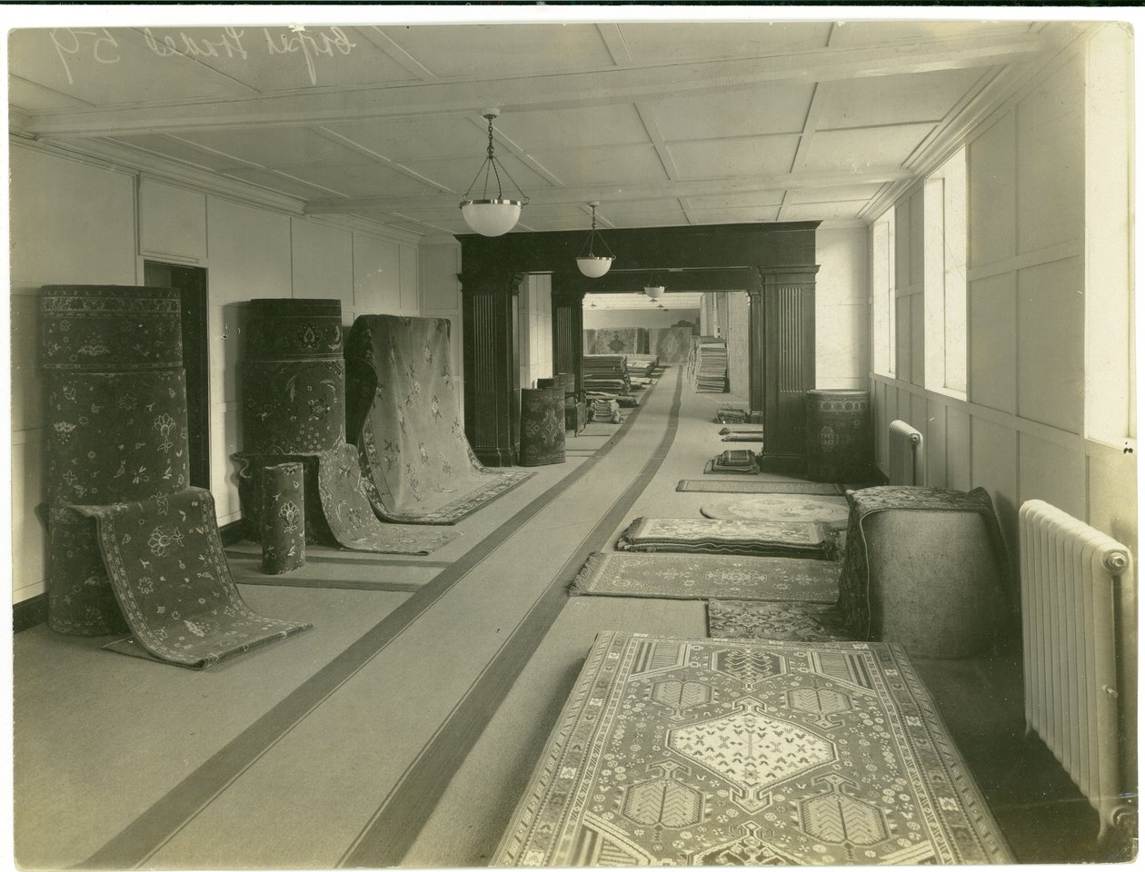 Carpet Trades, hoofdshowroom, 1923 door English Photographer
