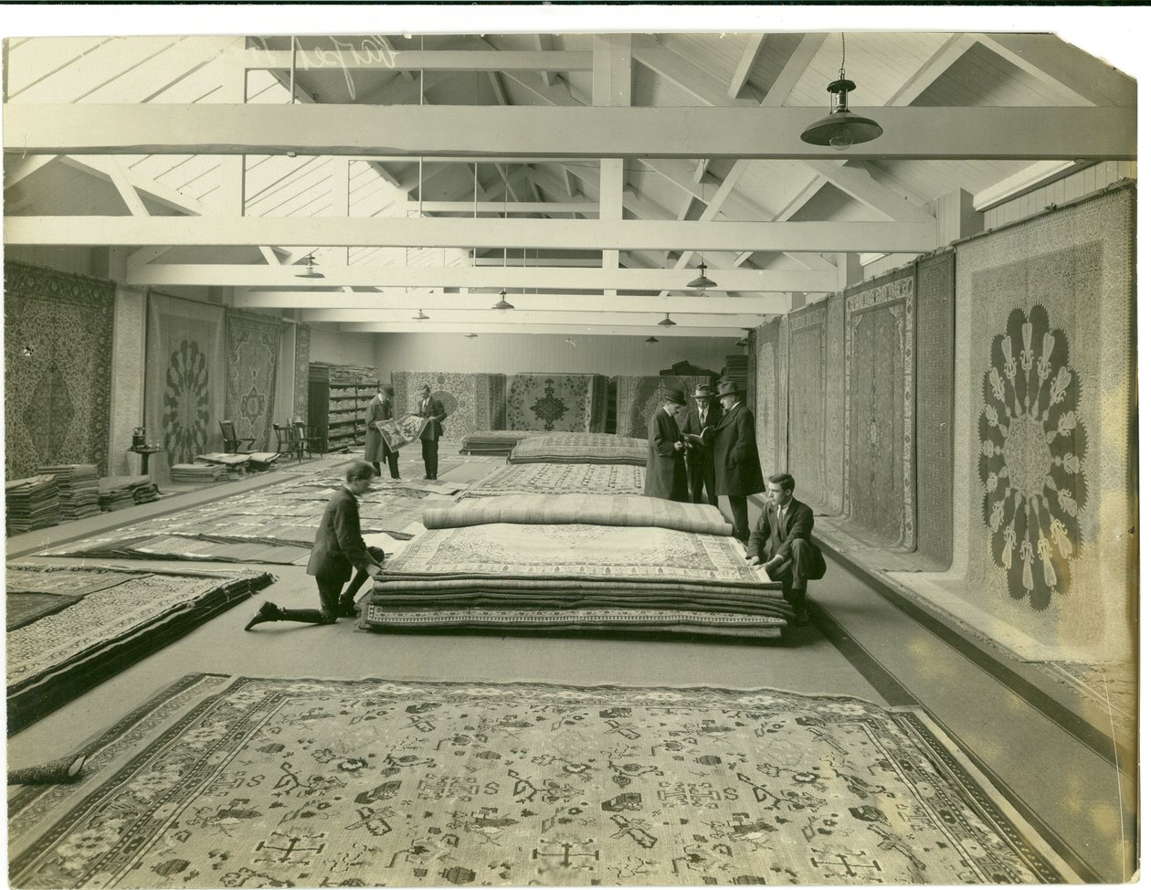 Carpet Trades hoofdshowroom, 1923 door English Photographer