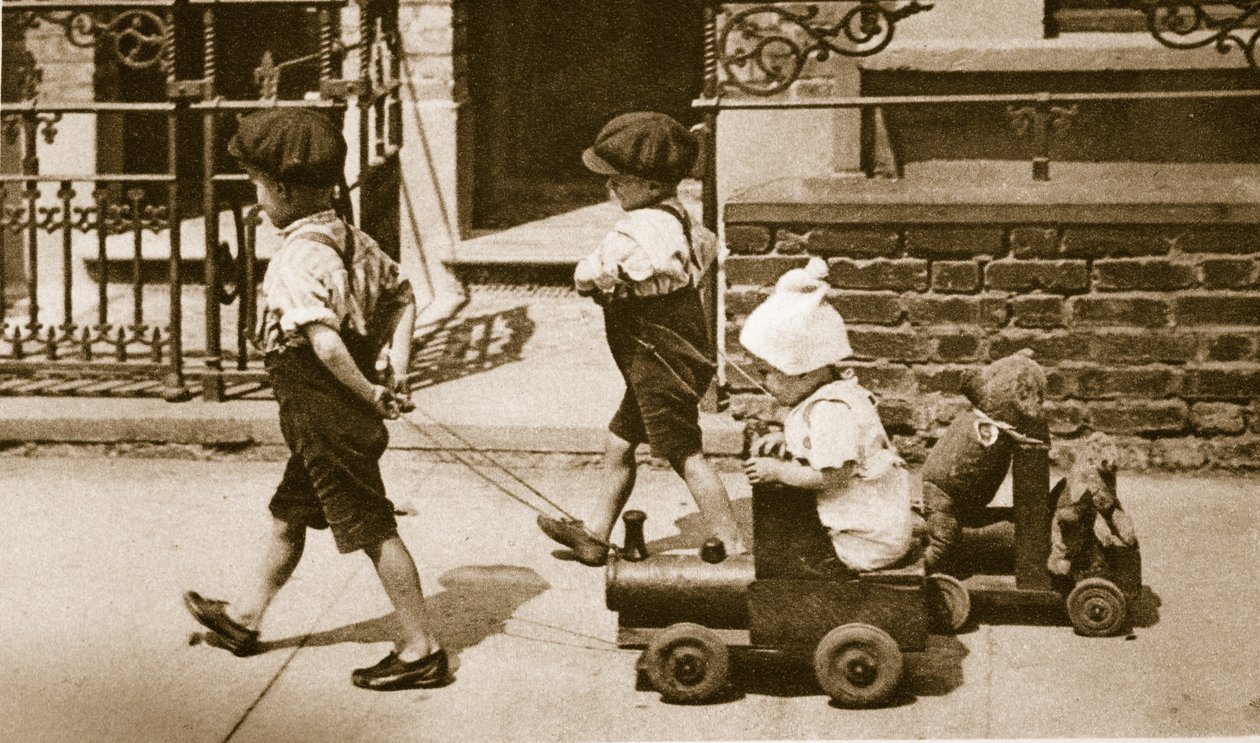 Kinderen spelen op straat: jongens trekken karren door English Photographer