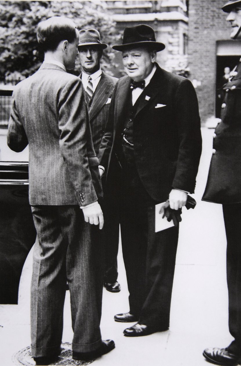 Churchill verlaat Downing Street naar Buckingham Palace, om koning George VI een brief van de Amerikaanse president te brengen, 1941 door English Photographer