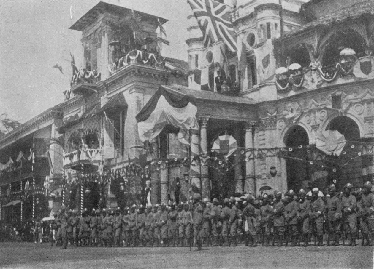 Menigte Wacht op de Aankomst van de Hertog en Hertogin van York bij Johnstons Pier, Singapore, illustratie uit The King, 25 mei 1901 door English Photographer