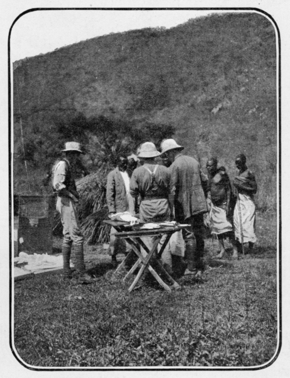 De Situatie Bespreken: een Conferentie in het Kamp, uit een artikel getiteld Naar de Bergen van de Maan gepubliceerd in The Graphic, 27 oktober 1906 door English Photographer