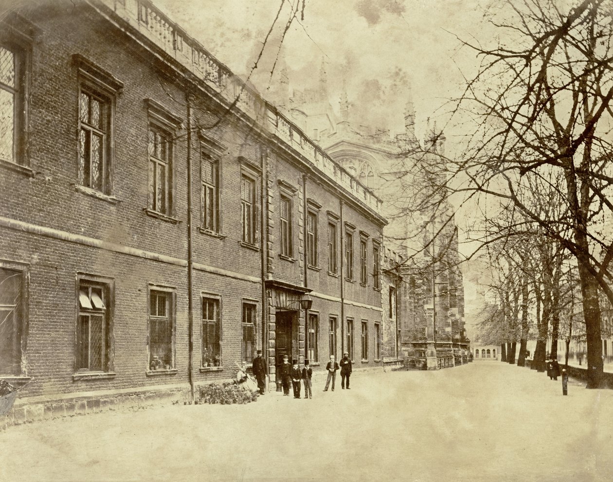 Eton College, een uitzicht naar de ingang van School Yard en College Chapel, 1860s door English Photographer