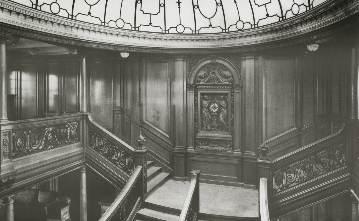 Eerste klas trap op RMS Olympic, 04 januari 1912 door English Photographer