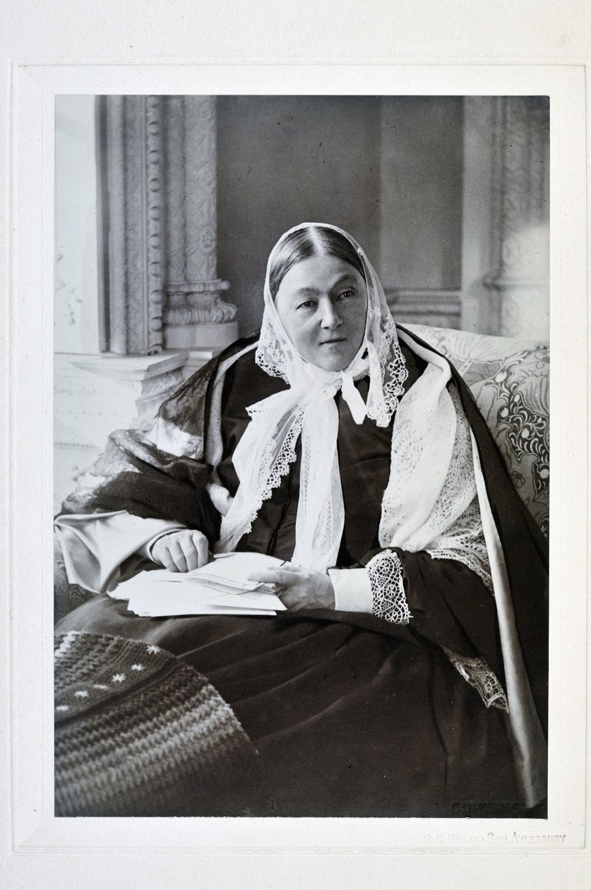 Florence Nightingale, zittend op een bank in de Blauwe Kamer bij Claydon House, 1891 door English Photographer