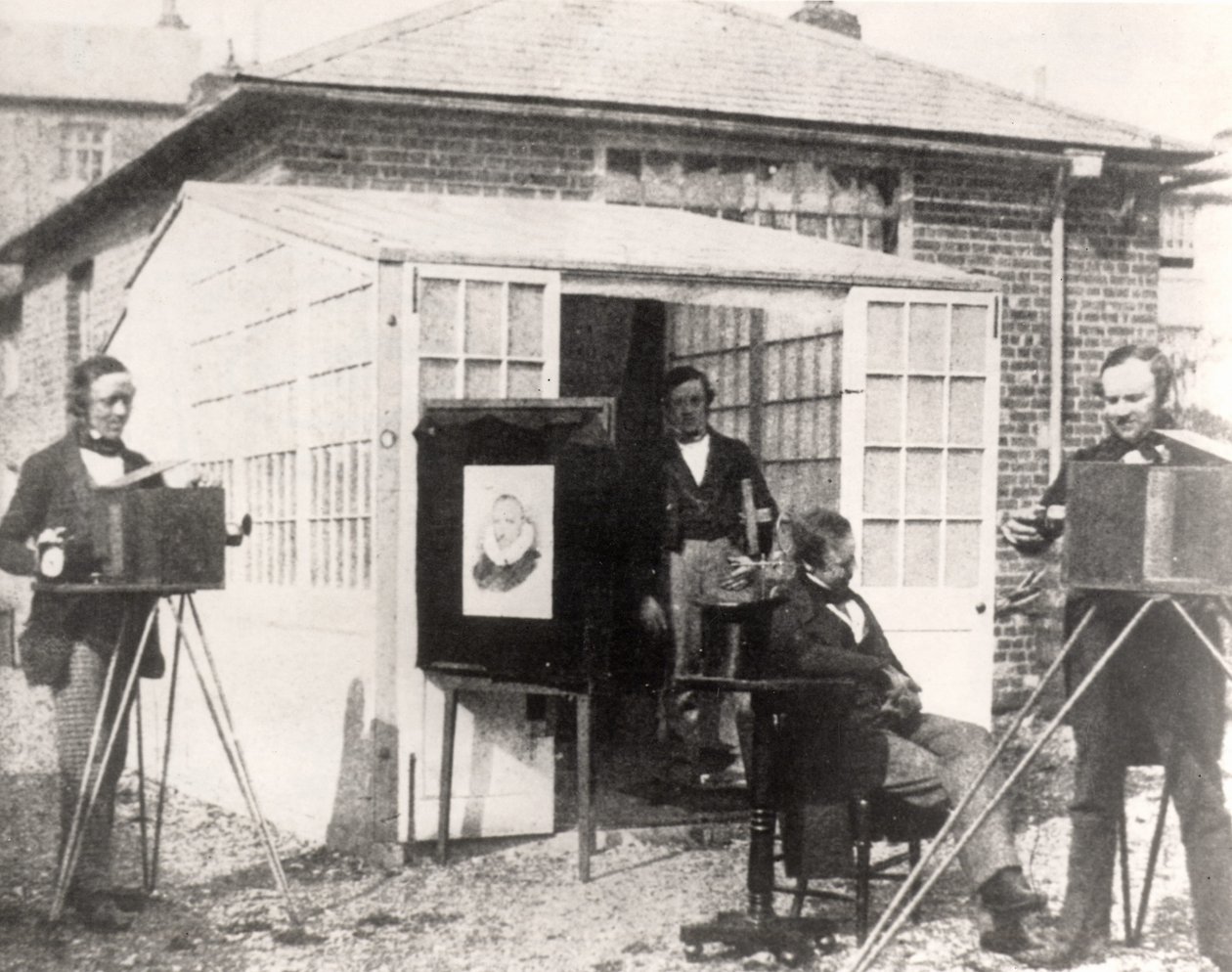 Fox Talbot (rechts) bij de fotografische vestiging in Reading, ca. 1845 door English Photographer