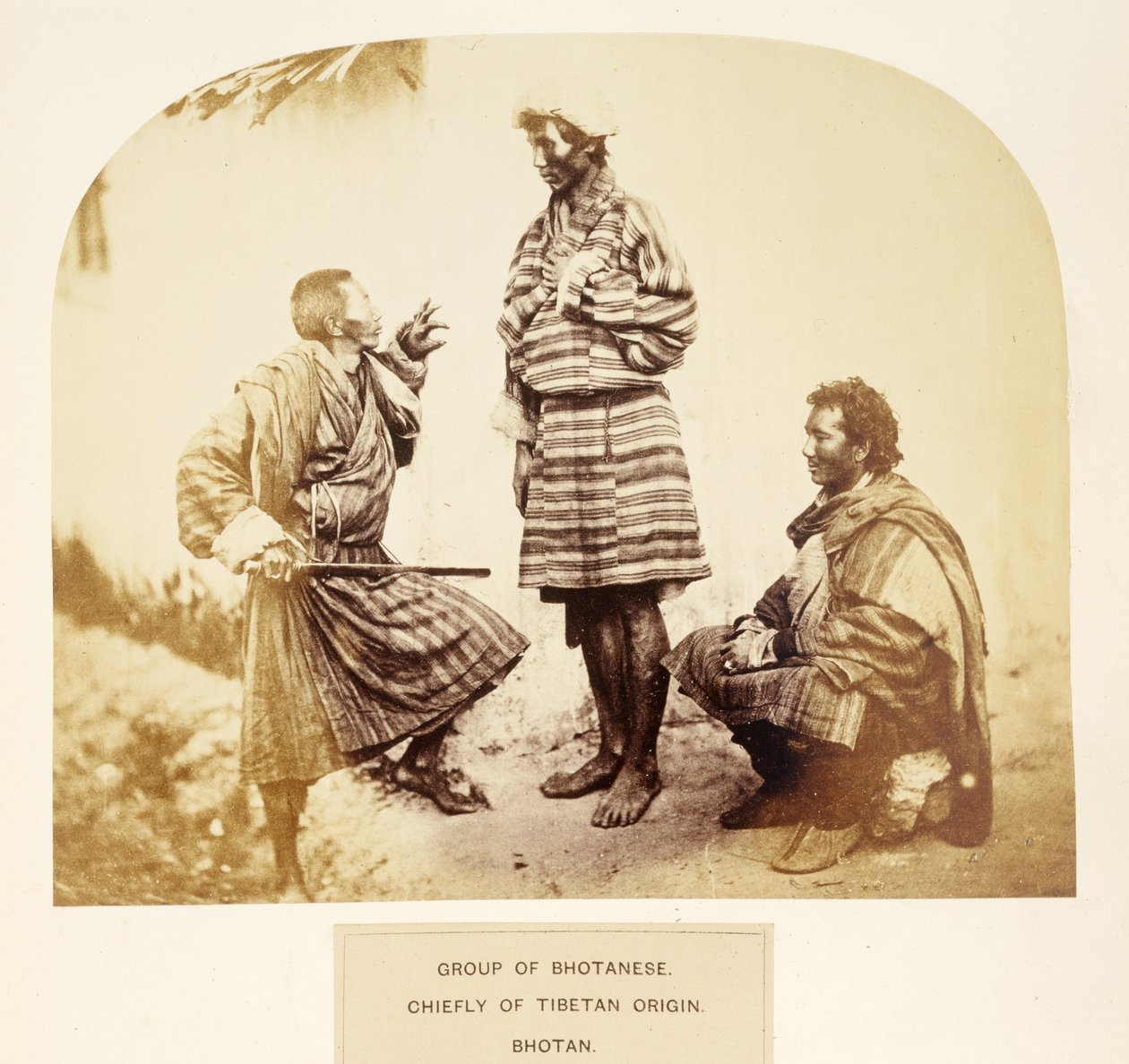 Groep van Bhotanezen, voornamelijk van Tibetaanse oorsprong, Bhotan, uit Het Volk van India, door J. Forbes Watson, gepubliceerd 1868 door English Photographer