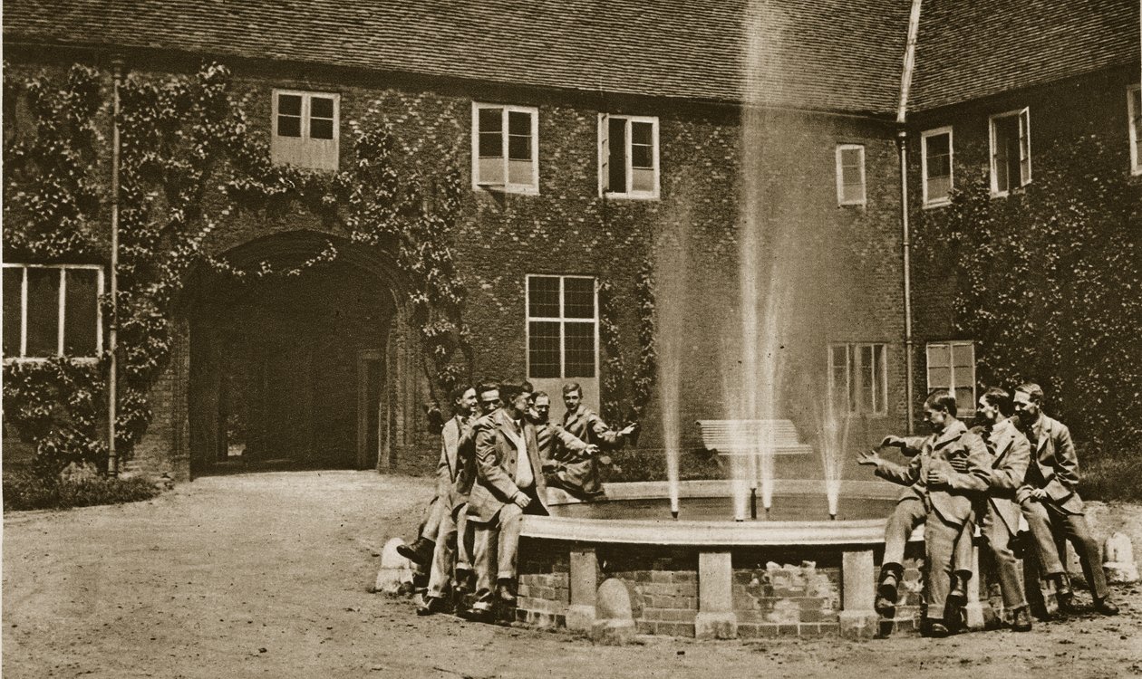 In de binnenplaats van Fulham Palace, 1914-19 door English Photographer